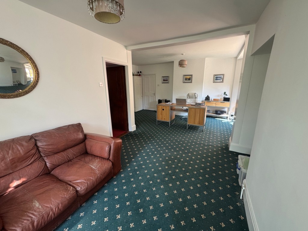 Lot: 144 - FREEHOLD DETACHED PERIOD FARMHOUSE, STUDIO APARTMENT OVER QUADRUPLE GARAGE - RESIDENTIAL INVESTMENT - Farmhouse - study